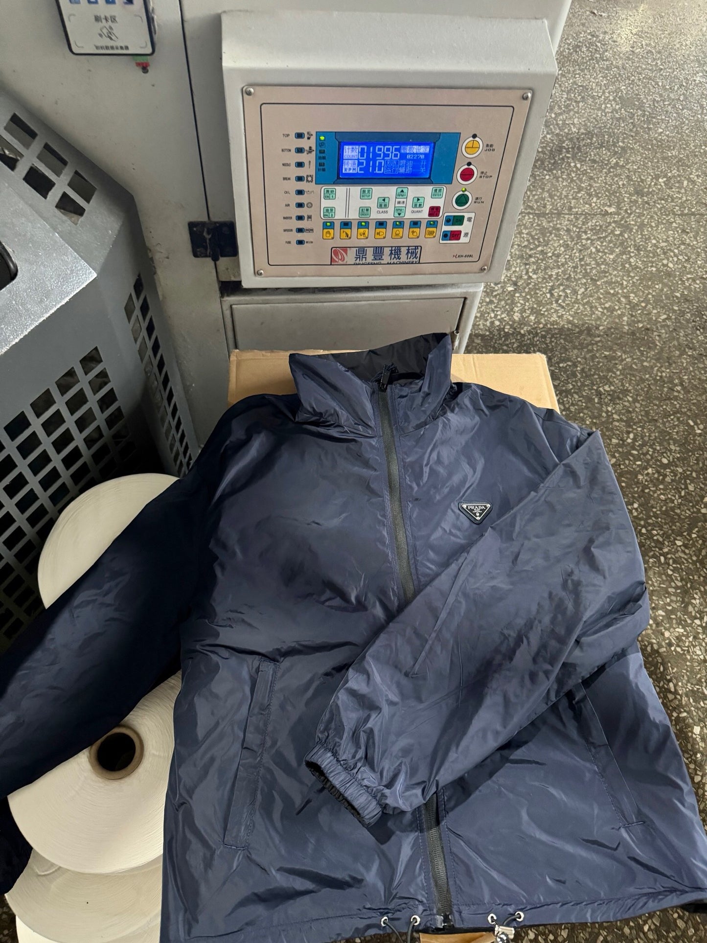 Double sided nylon triangle label jacket <span class="brand-imgs PD"></span>